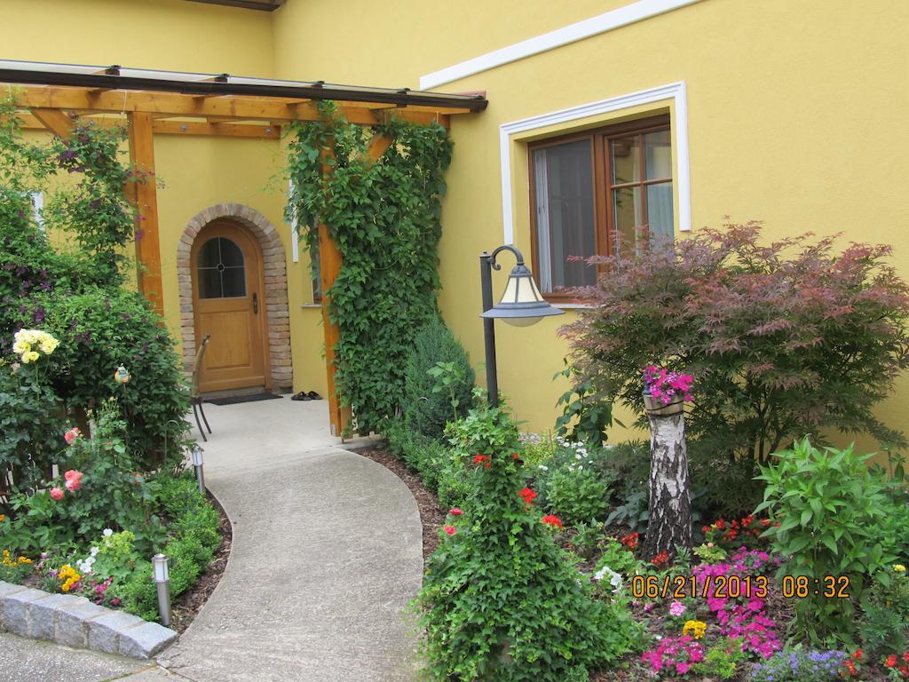 Haus Resi Apartment Staatz Cameră foto