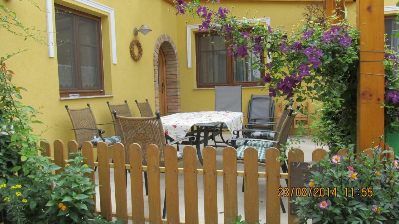 Haus Resi Apartment Staatz Exterior foto
